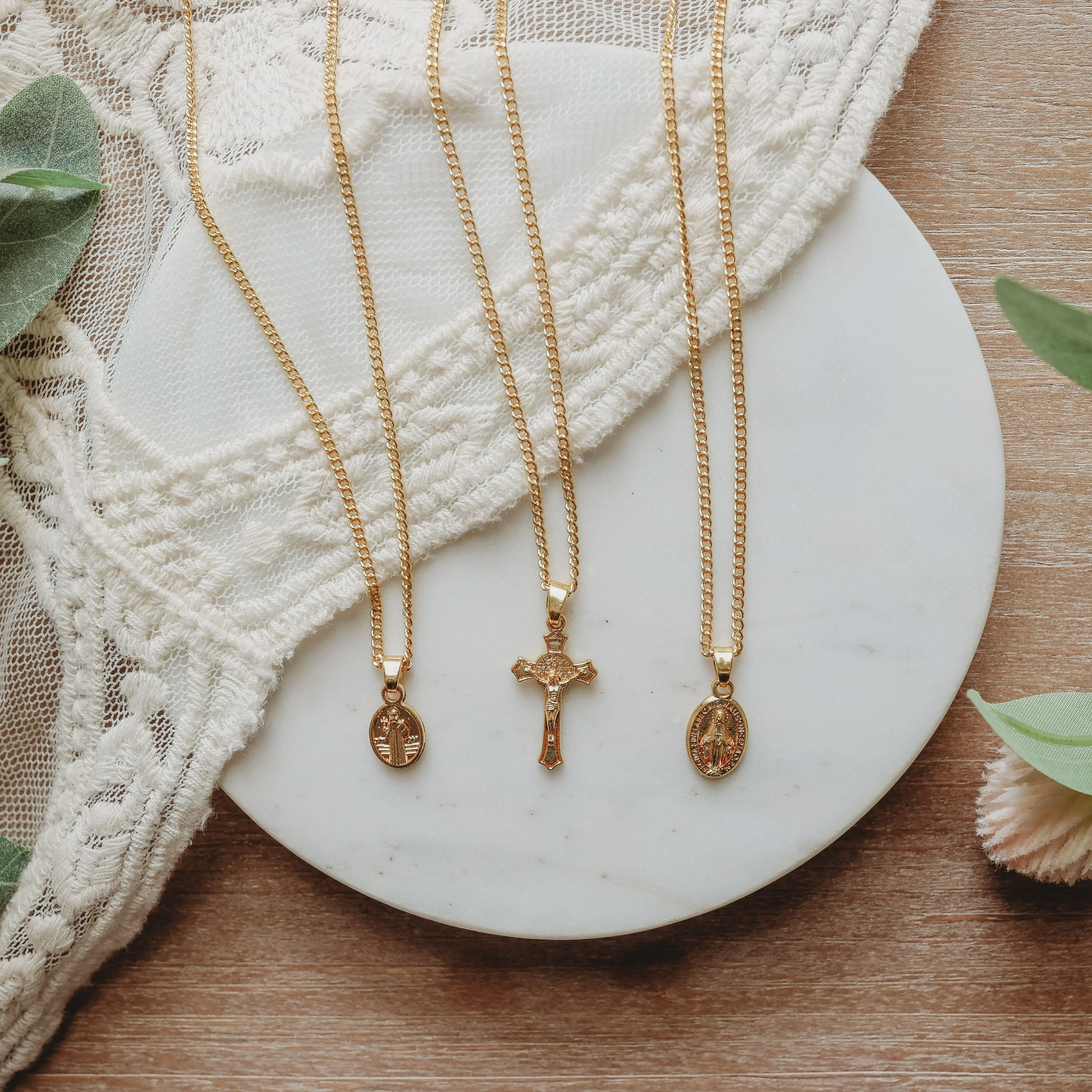 Crucifix Necklace Gold - Image 3